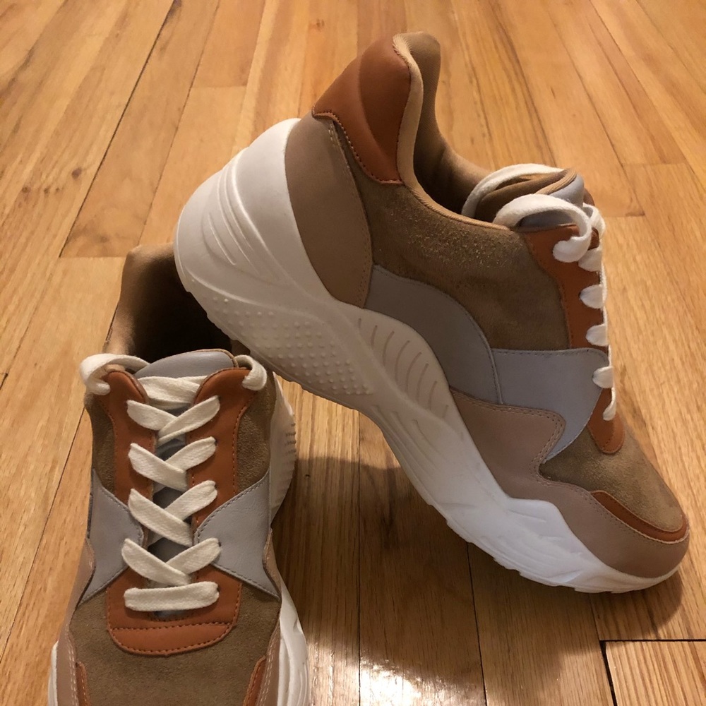 Athletic shoes